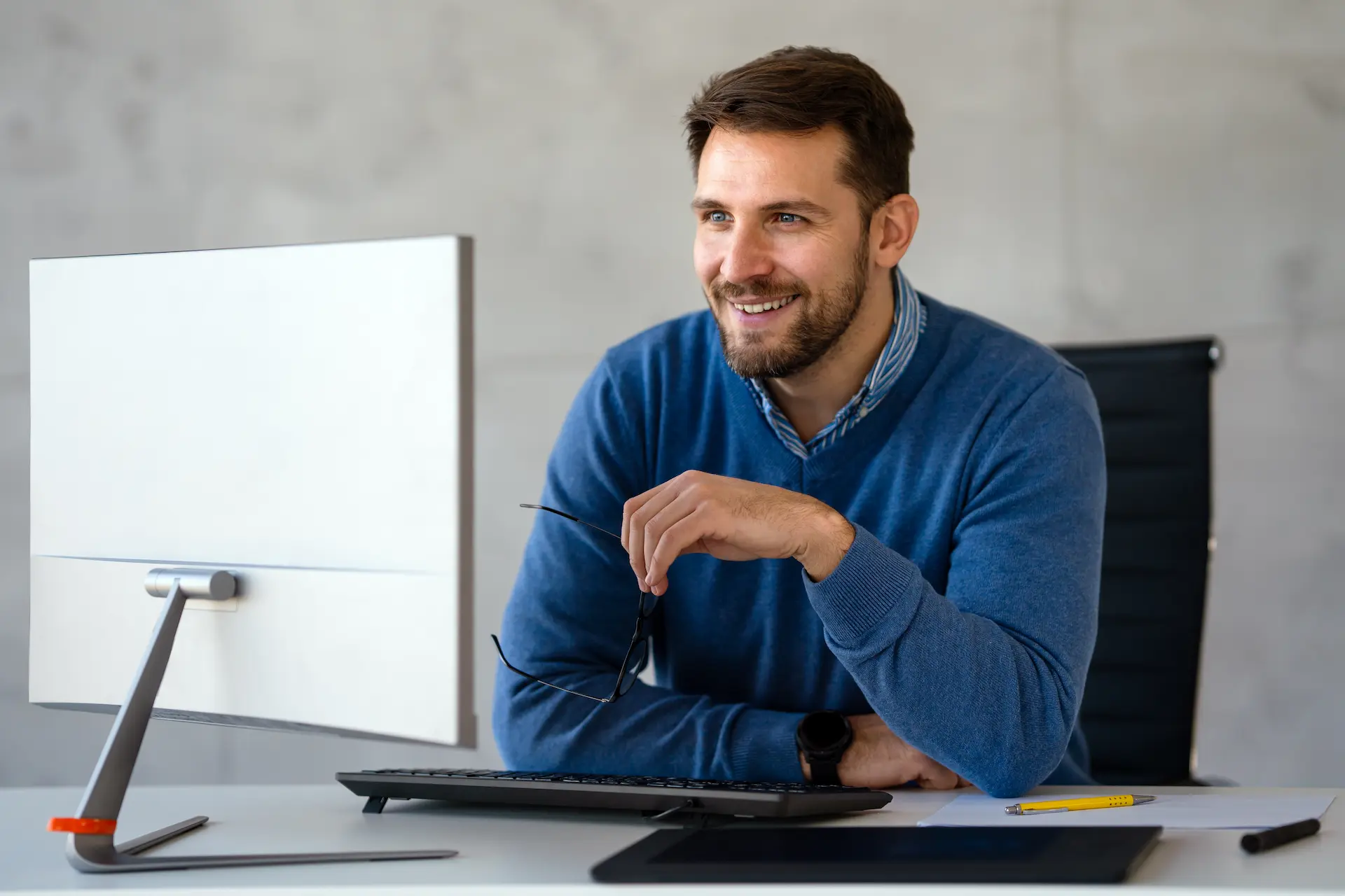 Equipo trabajando en oficina